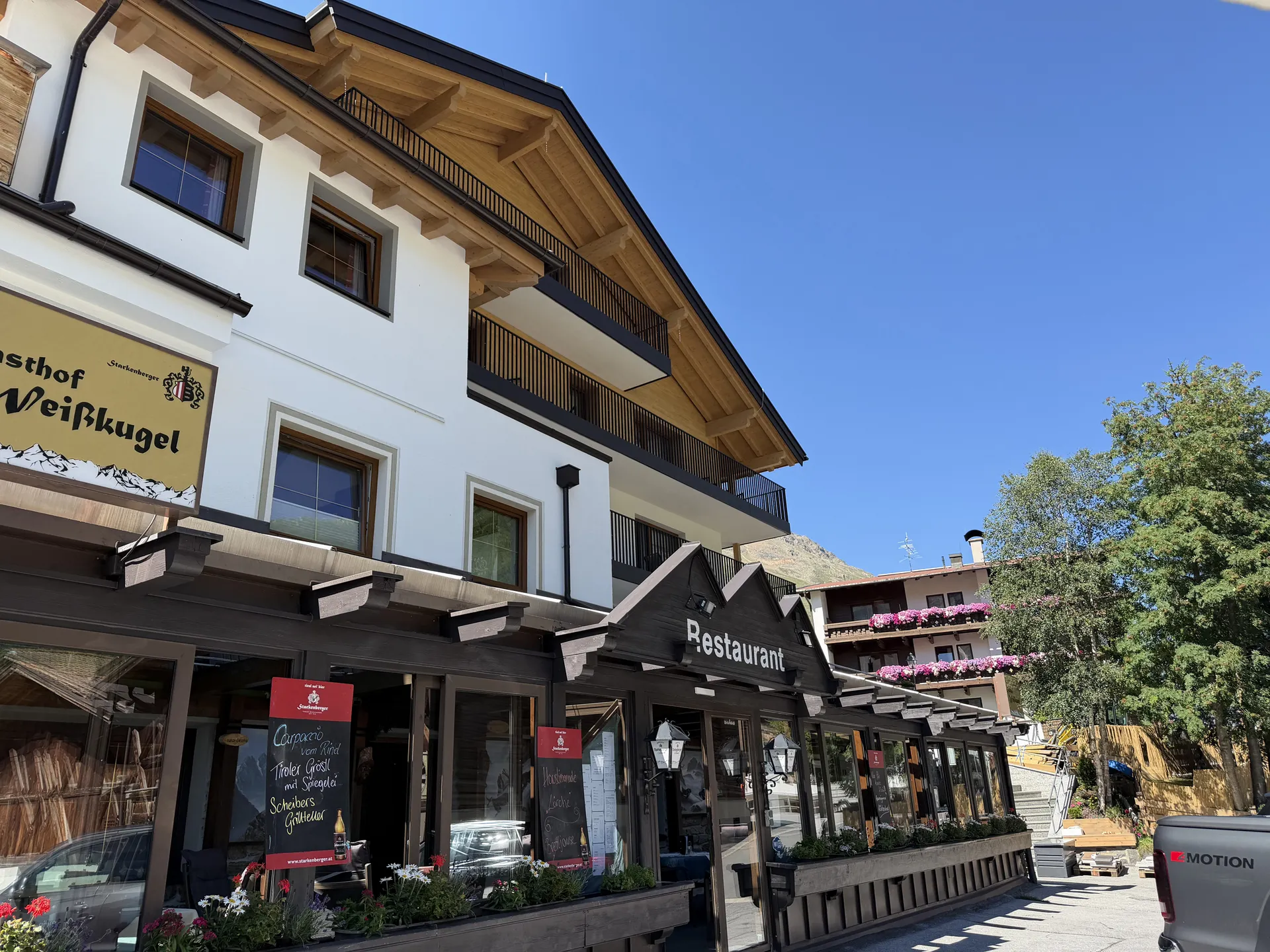 Weisskugel: dein Gasthof in Vent Gasthof Weißkugel mit Restaurantterrasse und Bergkulisse