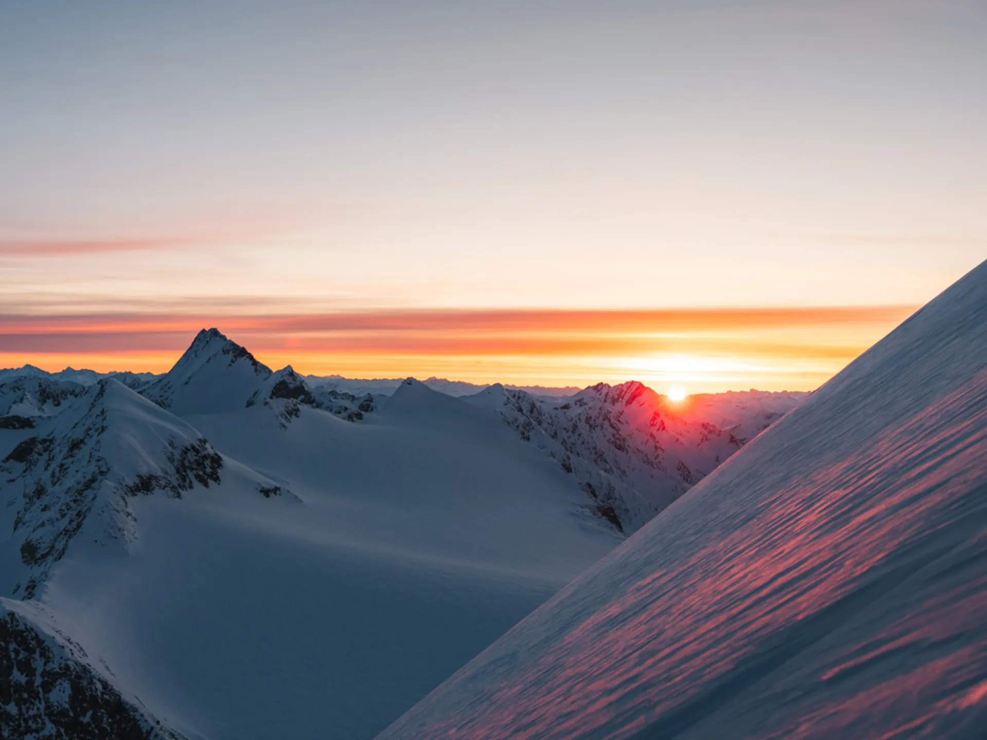 Weisskugel: dein Gasthof in Vent Sonnenaufgang über schneebedeckten Bergen mit farbigem Himmel