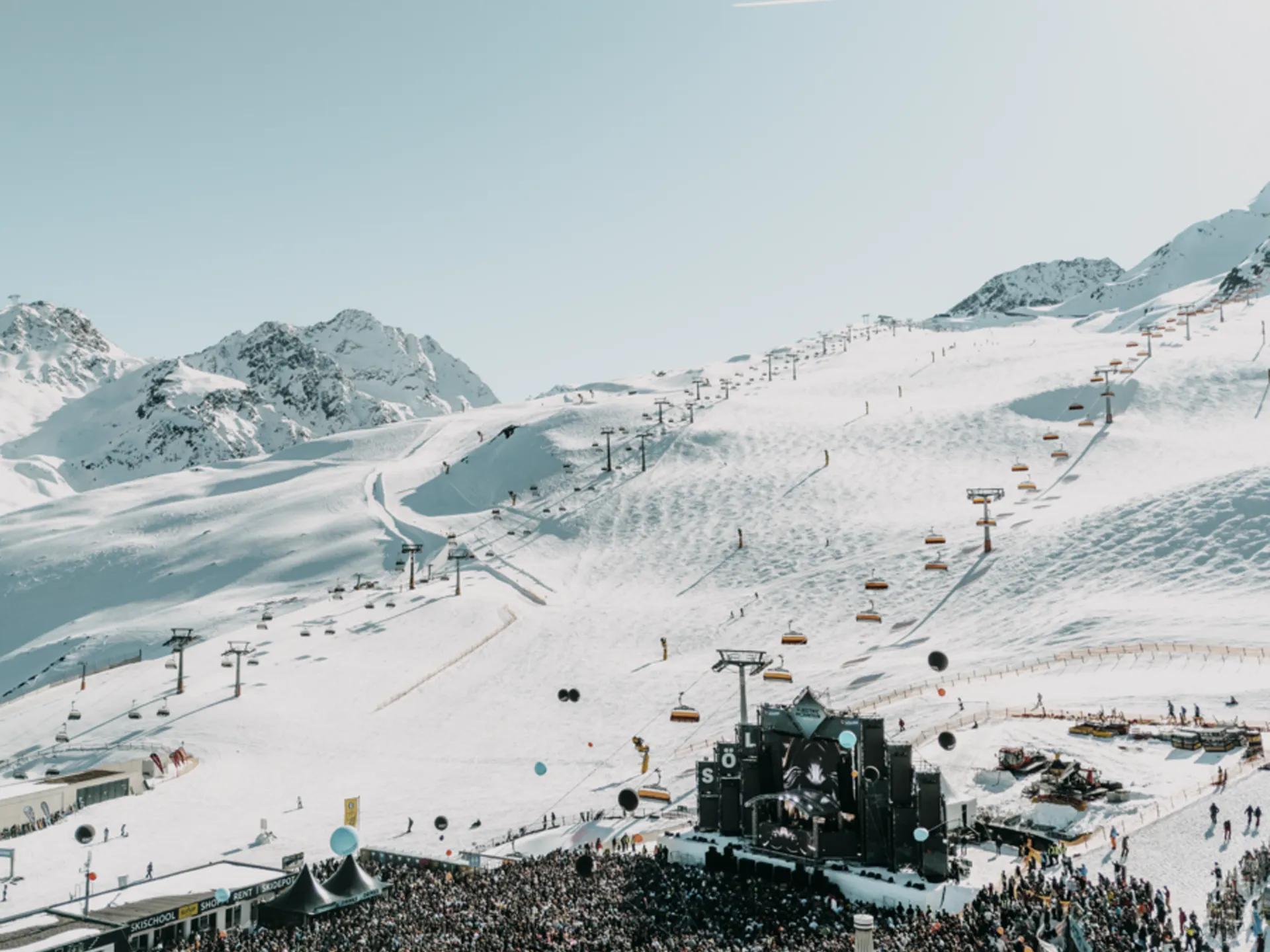 Weisskugel: dein Gasthof in Vent Großes Publikum bei Konzert im verschneiten Skigebiet mit Bergen im Hintergrund