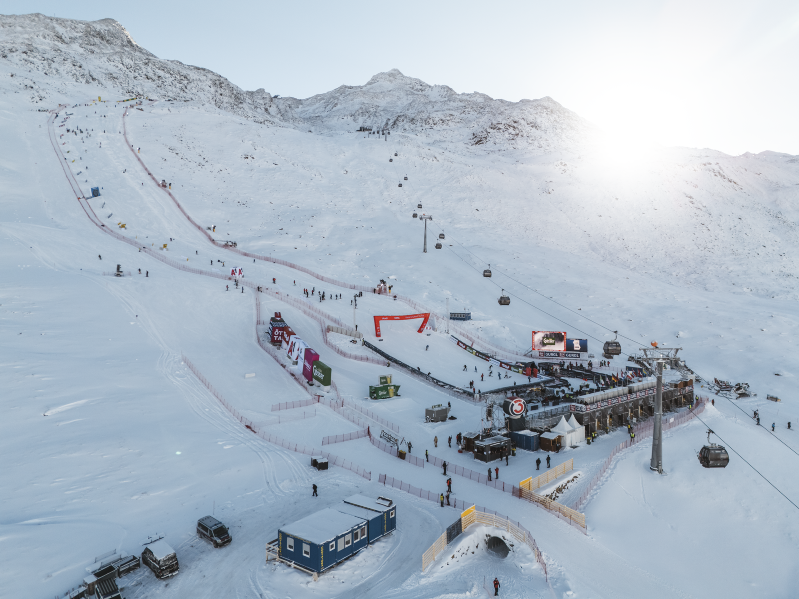 Weisskugel: dein Gasthof in Vent Skigelände mit Liften, Pisten und Zuschauern bei sonnigem Winterwetter